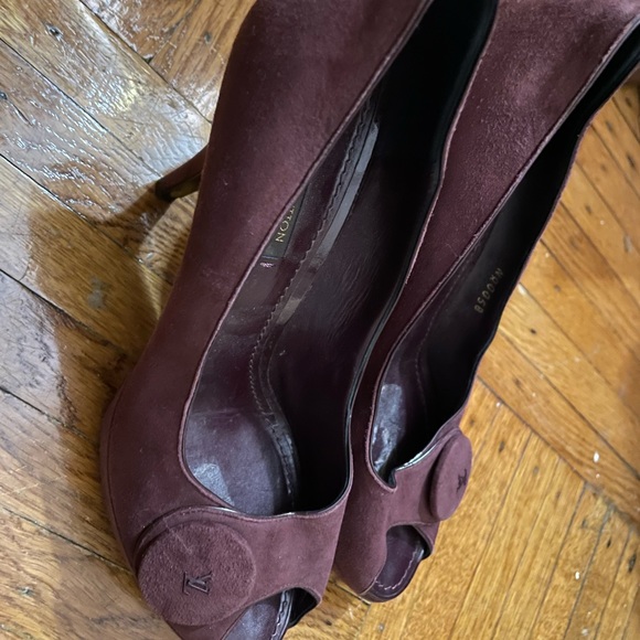 Louis Vuitton Suede Peep toe Platform pump, Sz 39, 9cm height